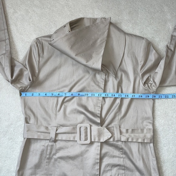 Chic cropped Trench Coat with Metal Stud detailing on Collar - Picture 12 of 16